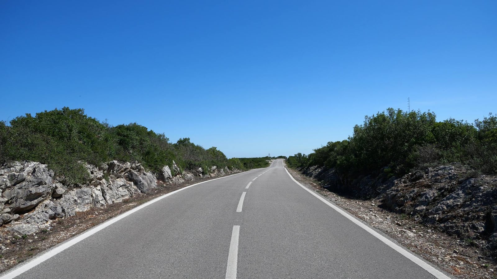 Rutted spur road up to Valdanos above Ulcinj